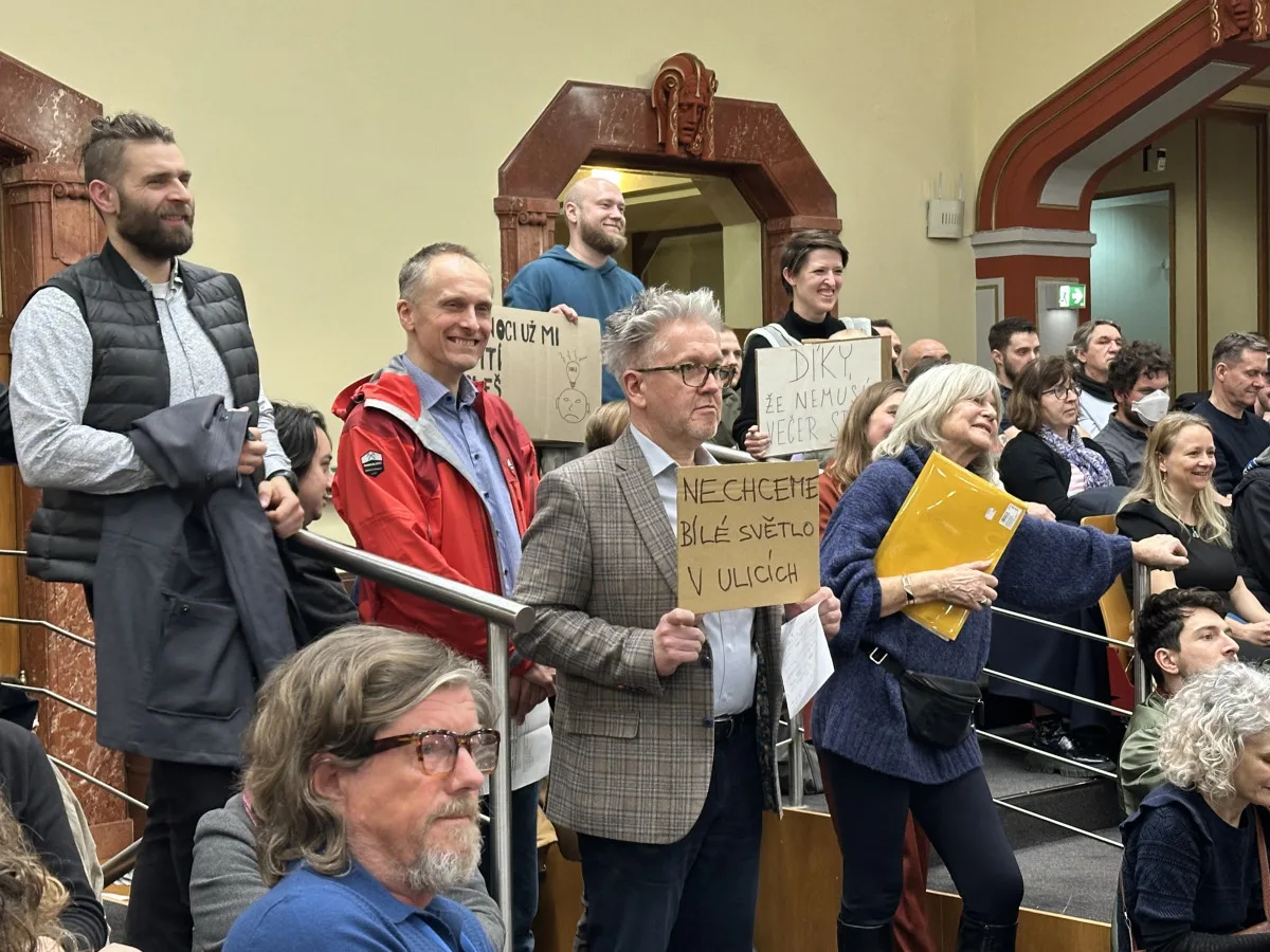 Na jednání zastupitelstva přišli lidé, kteří jsou proti výměně sodíkových výbojek za studenější LED svítidla.