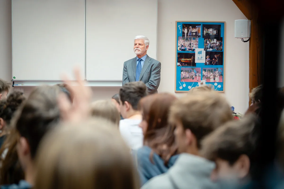 FOTO: Turnaj v přehazované a debata na tělo. Prezident Pavel se vrátil do školy