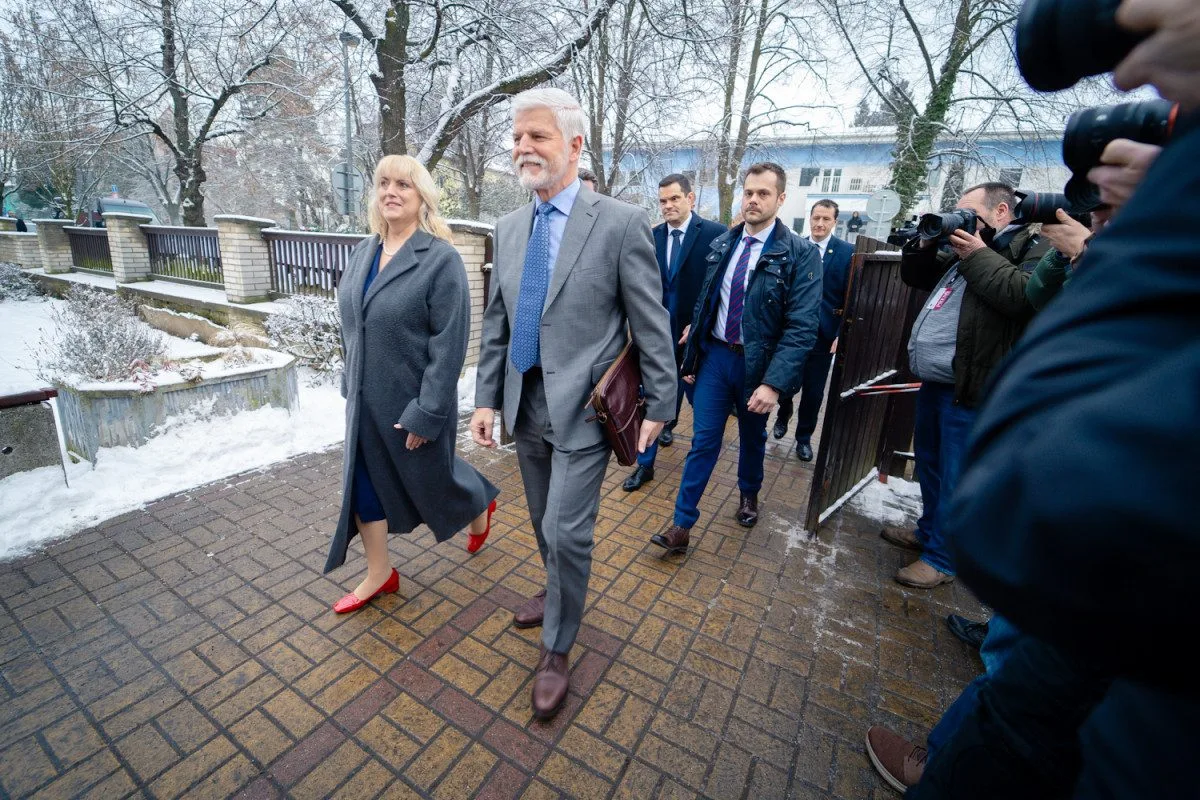 FOTO: Turnaj v přehazované a debata na tělo. Prezident Pavel se vrátil do školy