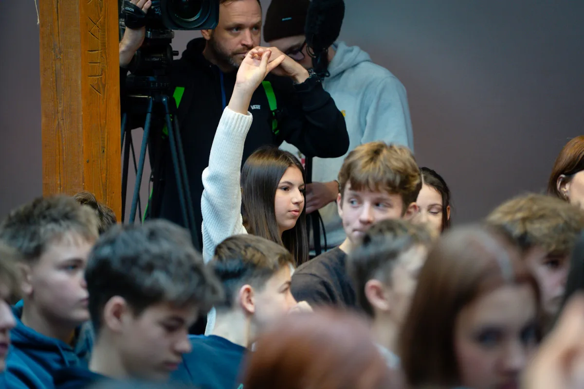 FOTO: Turnaj v přehazované a debata na tělo. Prezident Pavel se vrátil do školy