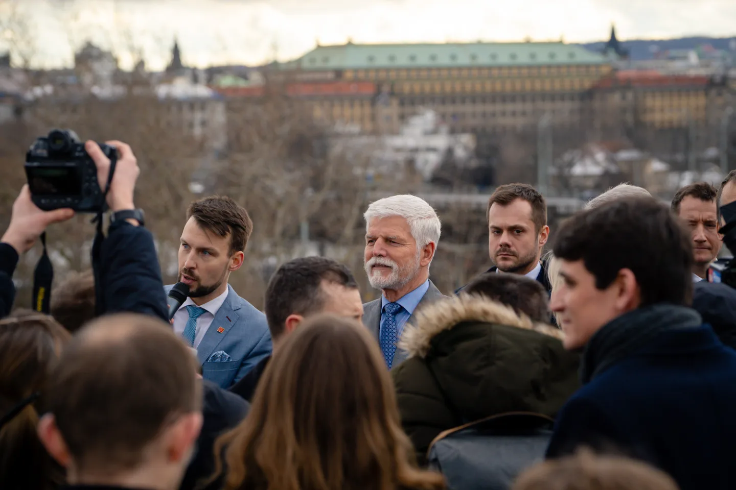 VIDEO: Prezident ve virtuální realitě. Díky speciálním brýlím se prošel Vltavskou filharmonií