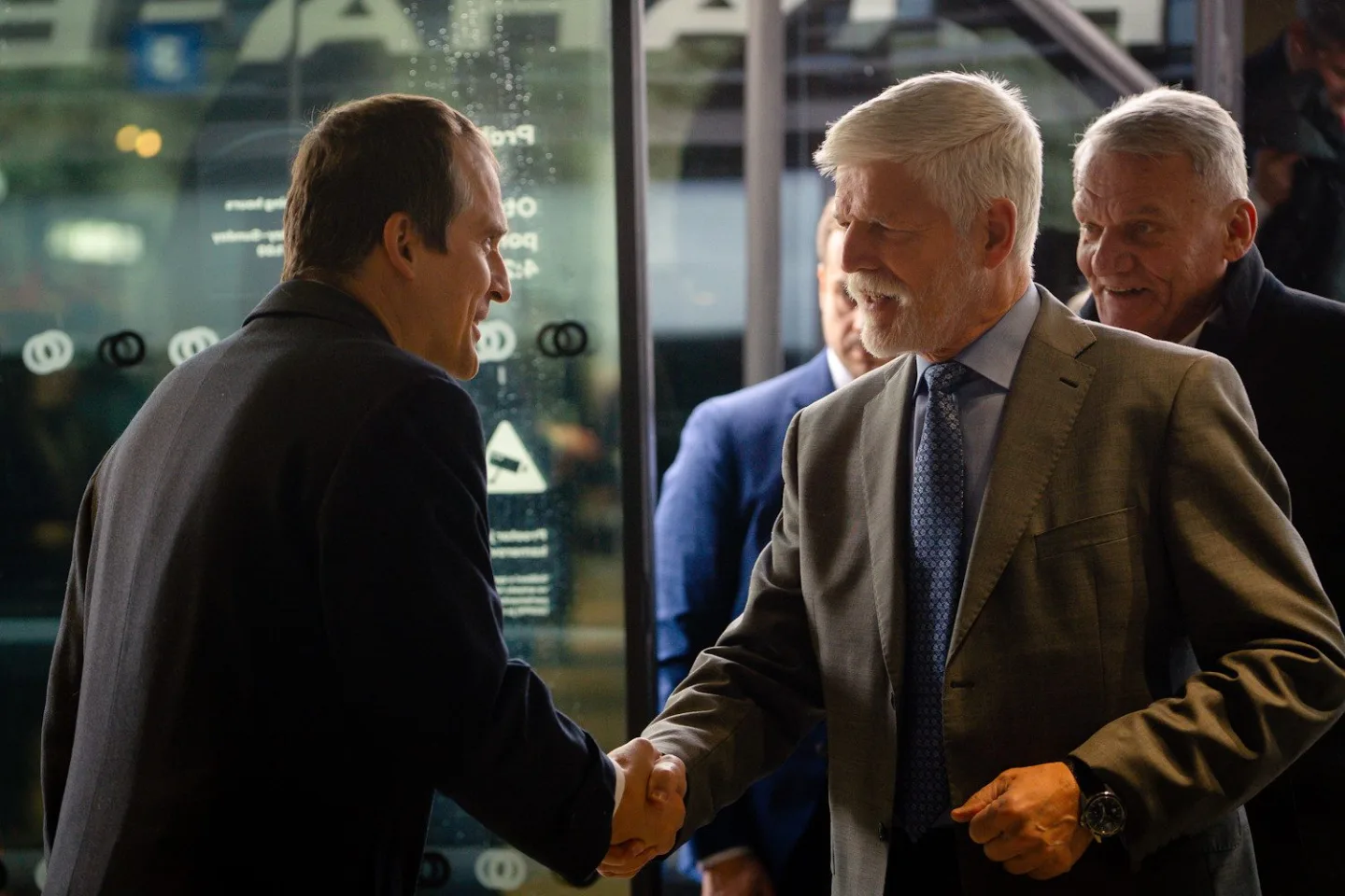 VIDEO: Prezident ve virtuální realitě. Díky speciálním brýlím se prošel Vltavskou filharmonií