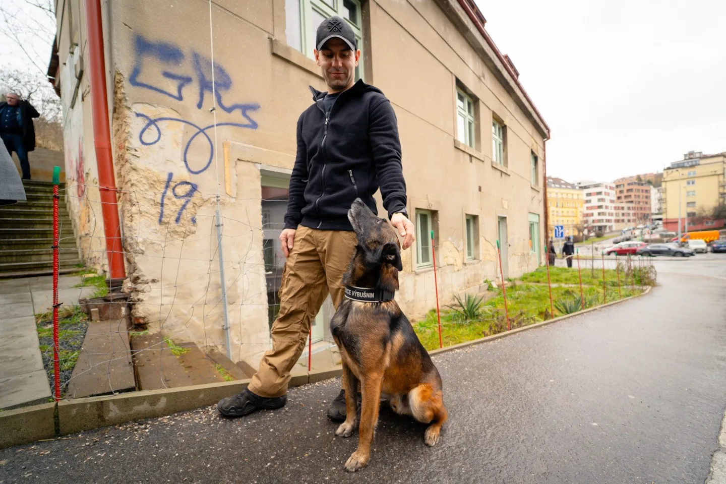 Prezidentova správná sousedská návštěva pražských Buďánek. Dostal papuče a linecké