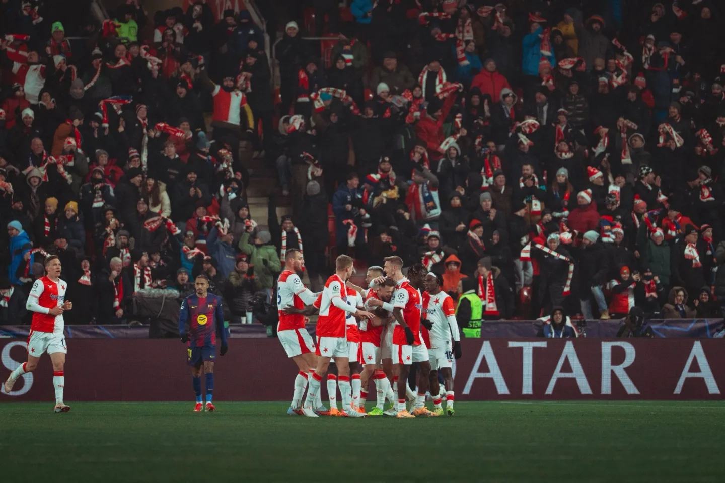 Slavia dostala za chování fanoušků při zápase s Barcelonou milionovou pokutu