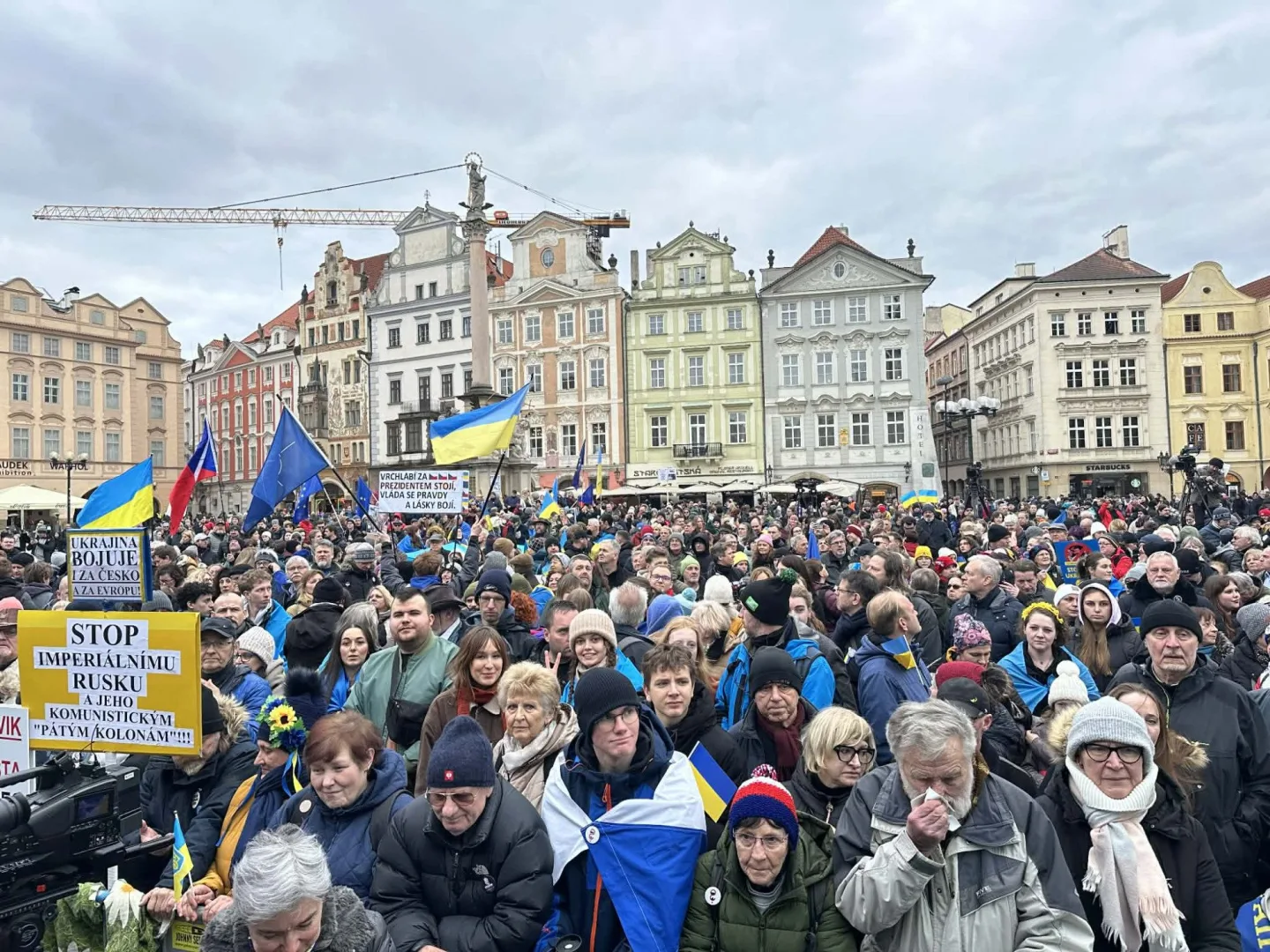 Staroměstské náměstí stojí za Ukrajinou. Shromáždění zahájil prezident Pavel
