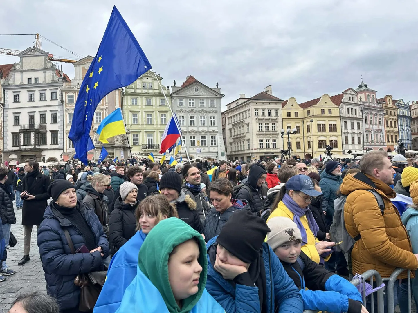 Staroměstské náměstí stojí za Ukrajinou. Shromáždění zahájil prezident Pavel