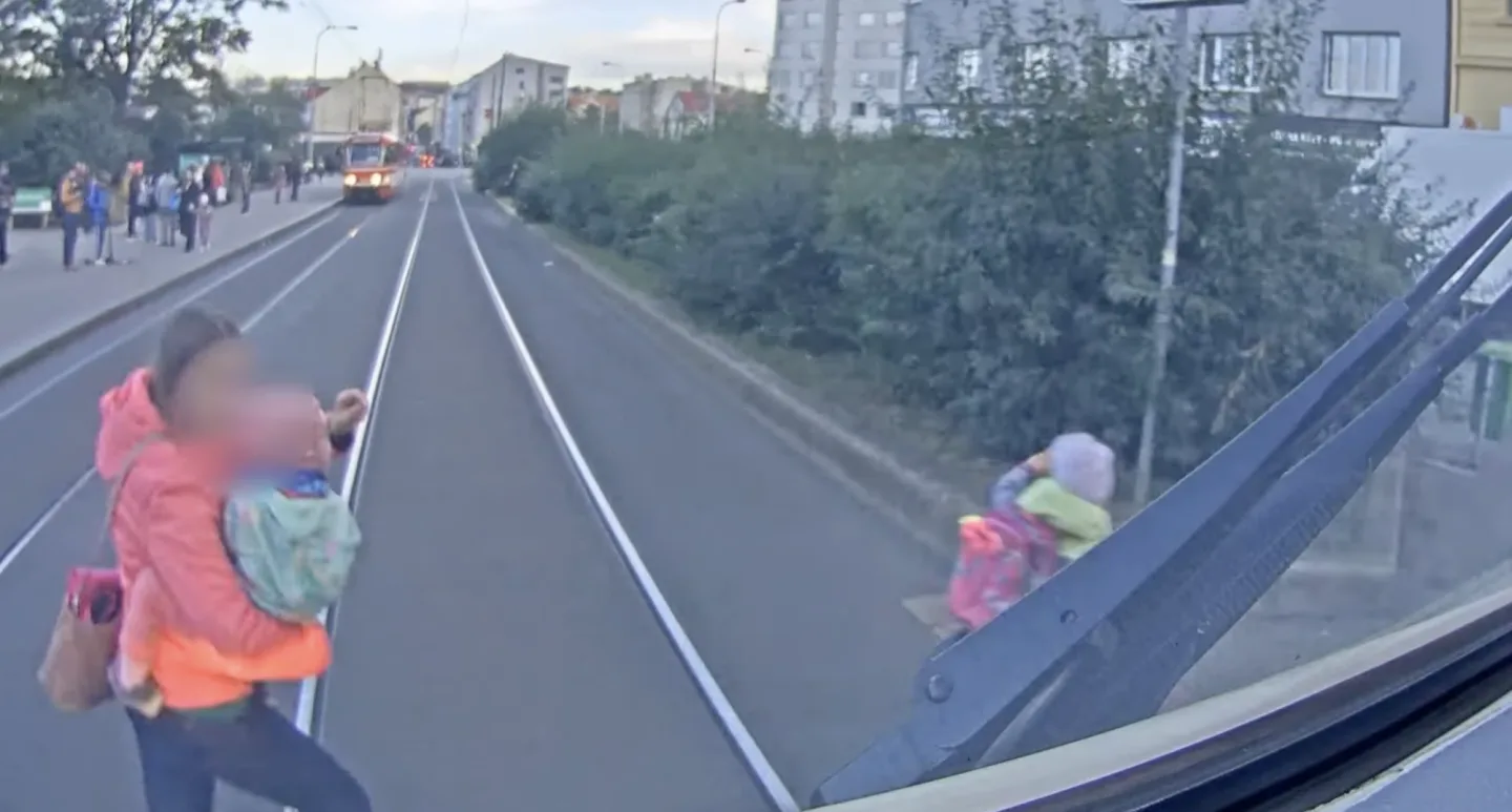 Na Palmovce matce uteklo dítě, vběhla za ním před tramvaj i s druhým v náručí.