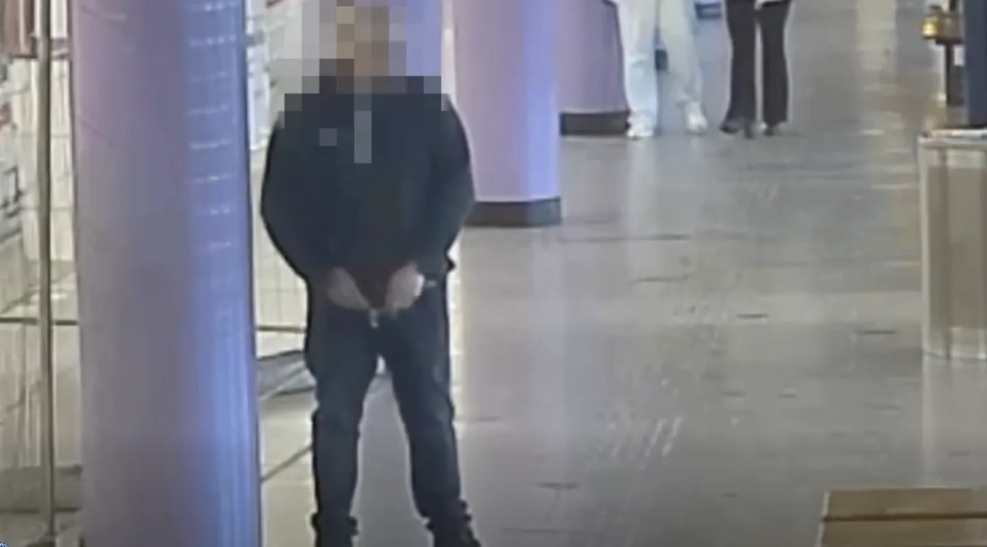 Muž se vymočil přímo na nástupišti