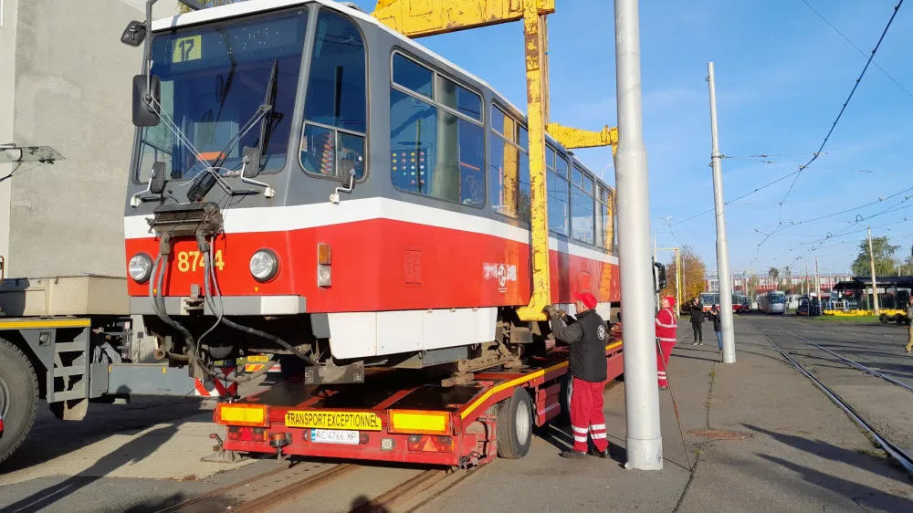 České tramvaje a autobusy pomáhají na Ukrajině. Největší podíl má Praha