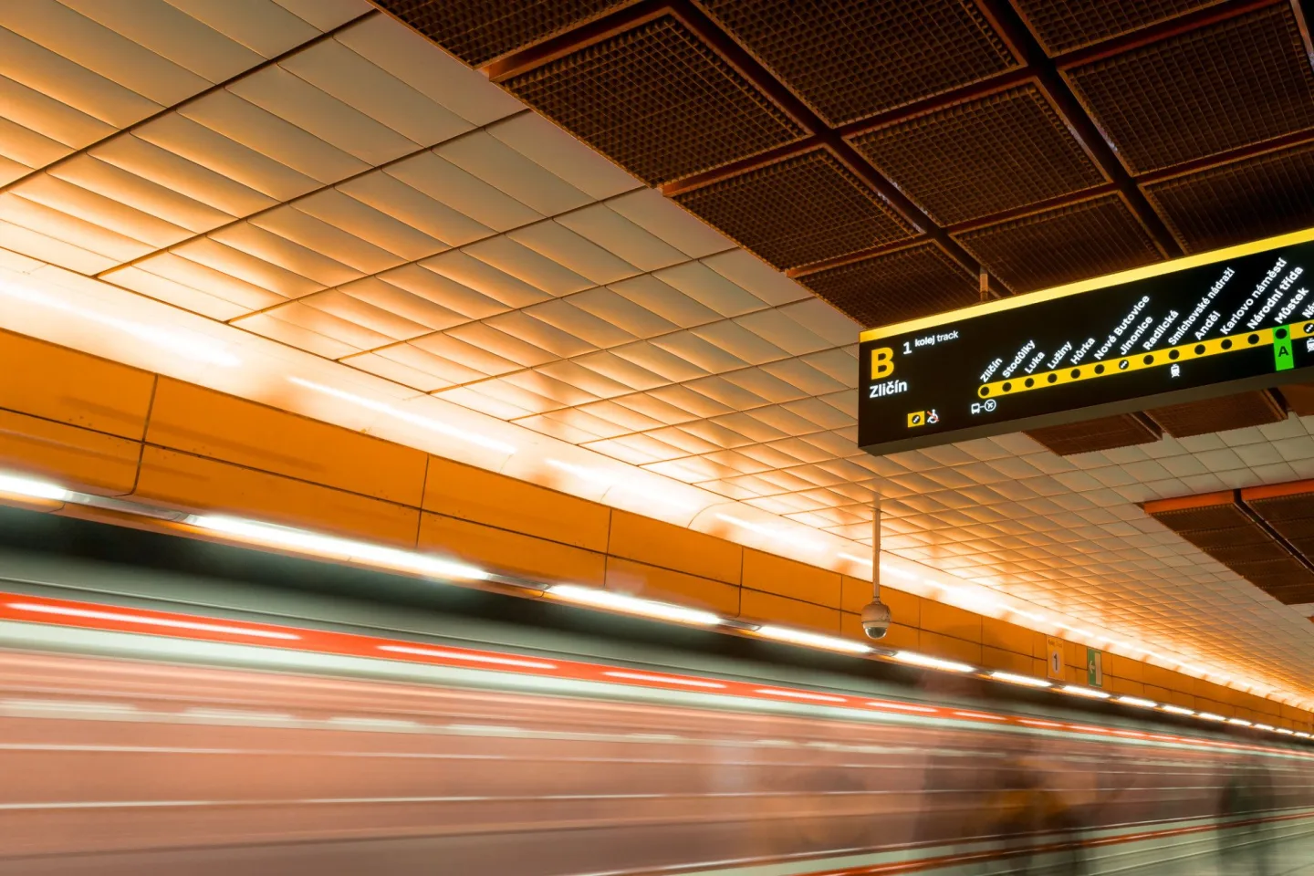 Konec tápání v metru? Pražský dopravce testuje nové přehlednější tabule