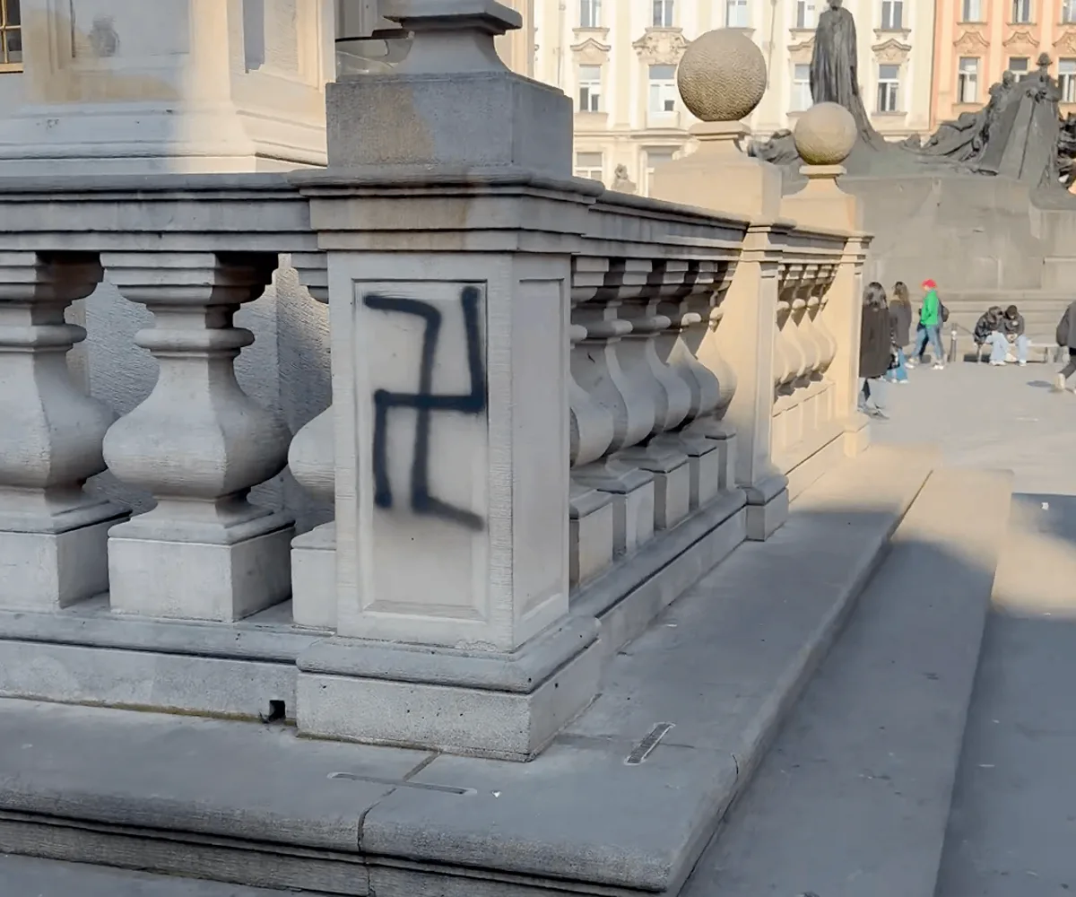 Vandal řádil u Mariánského sloupu. Na památku načmáral nacistický symbol