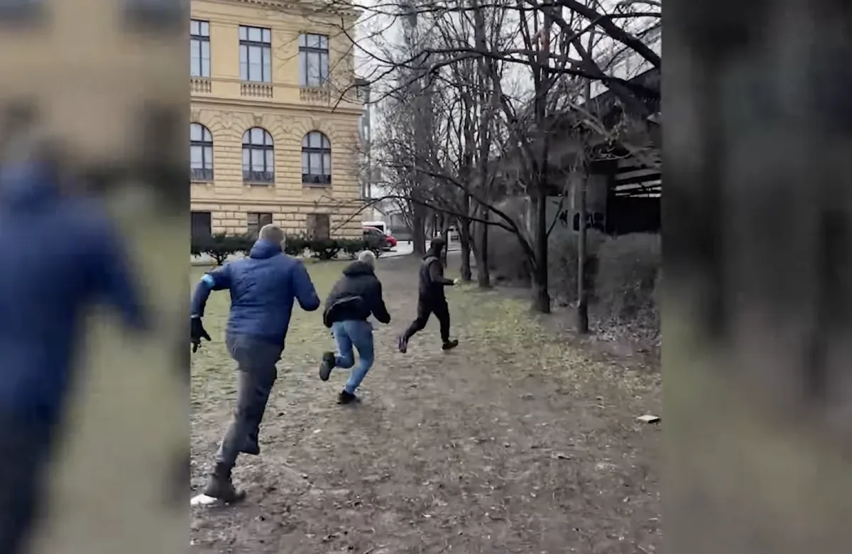 VIDEO: Cizinci za bílého dne přepadli pražskou důchodkyni, sledovali ji až domů