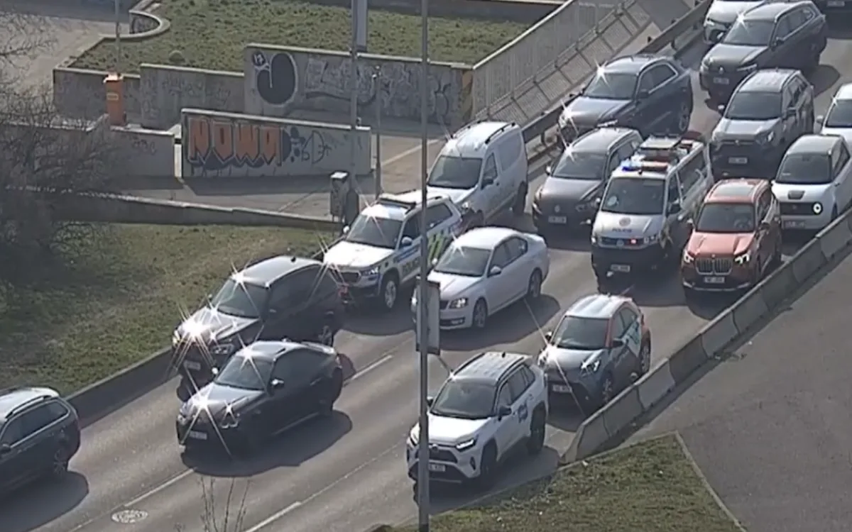 VIDEO: Policisté prorazili cestu k porodnici, holčička se narodila pět minut po příjezdu