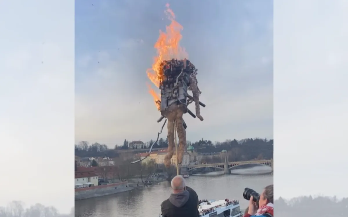 Průvod na Karlově mostě spálil Motoranu, letos tím chtěl kritizovat Motoristy