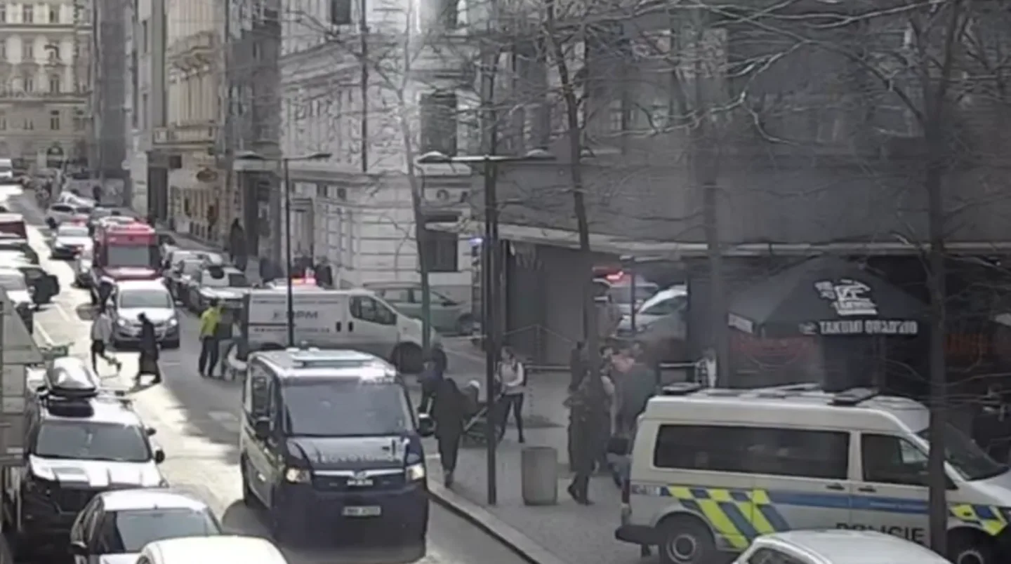 V rekonstruované budově v centru Prahy je cítit plyn, zasahují hasiči i policie