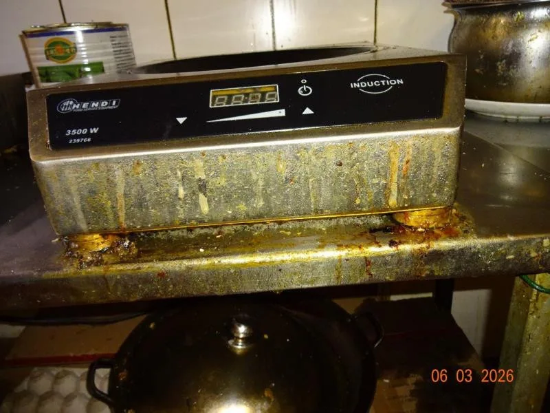 V restauraci v pražském nákupáku ignorovali úklid, zbytky jídla se vrstvily na podlaze