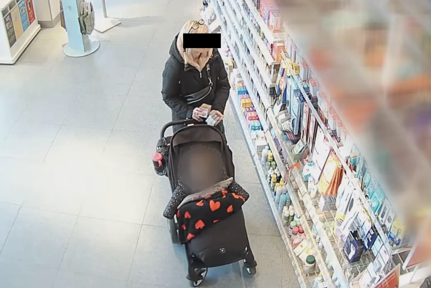 Žena kradla v drogerii ve velkém. Do kočárku nastrkala desítky kondomů