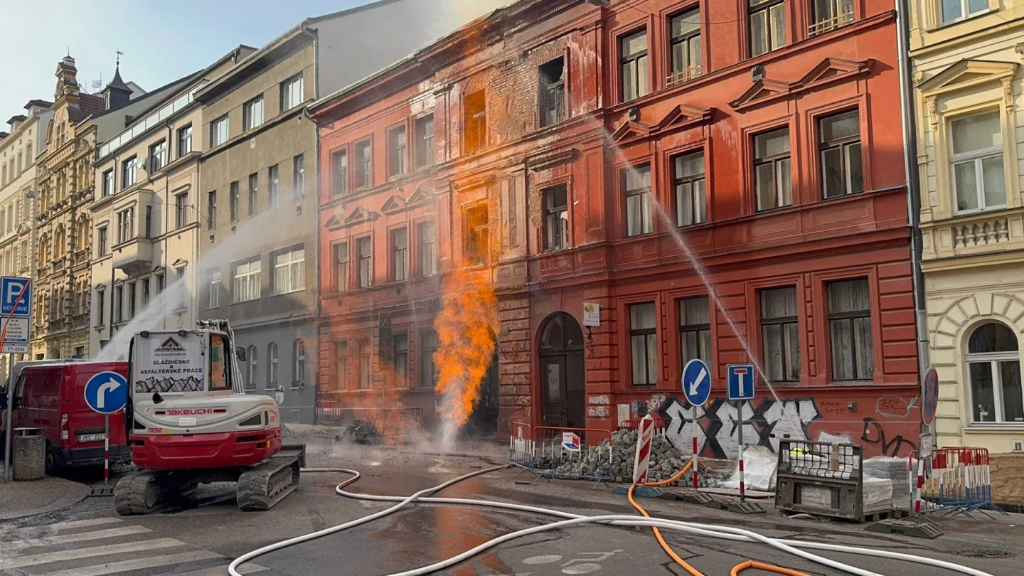 VIDEO: V ulici na Letné hoří plyn, lidé se museli evakuovat