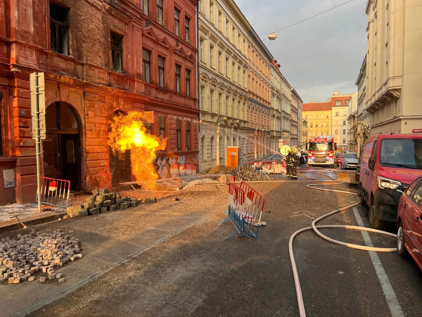 Požár plynovodu na Letné uhasili po čtyřech hodinách, přes tisíc odběratelů bylo bez plynu