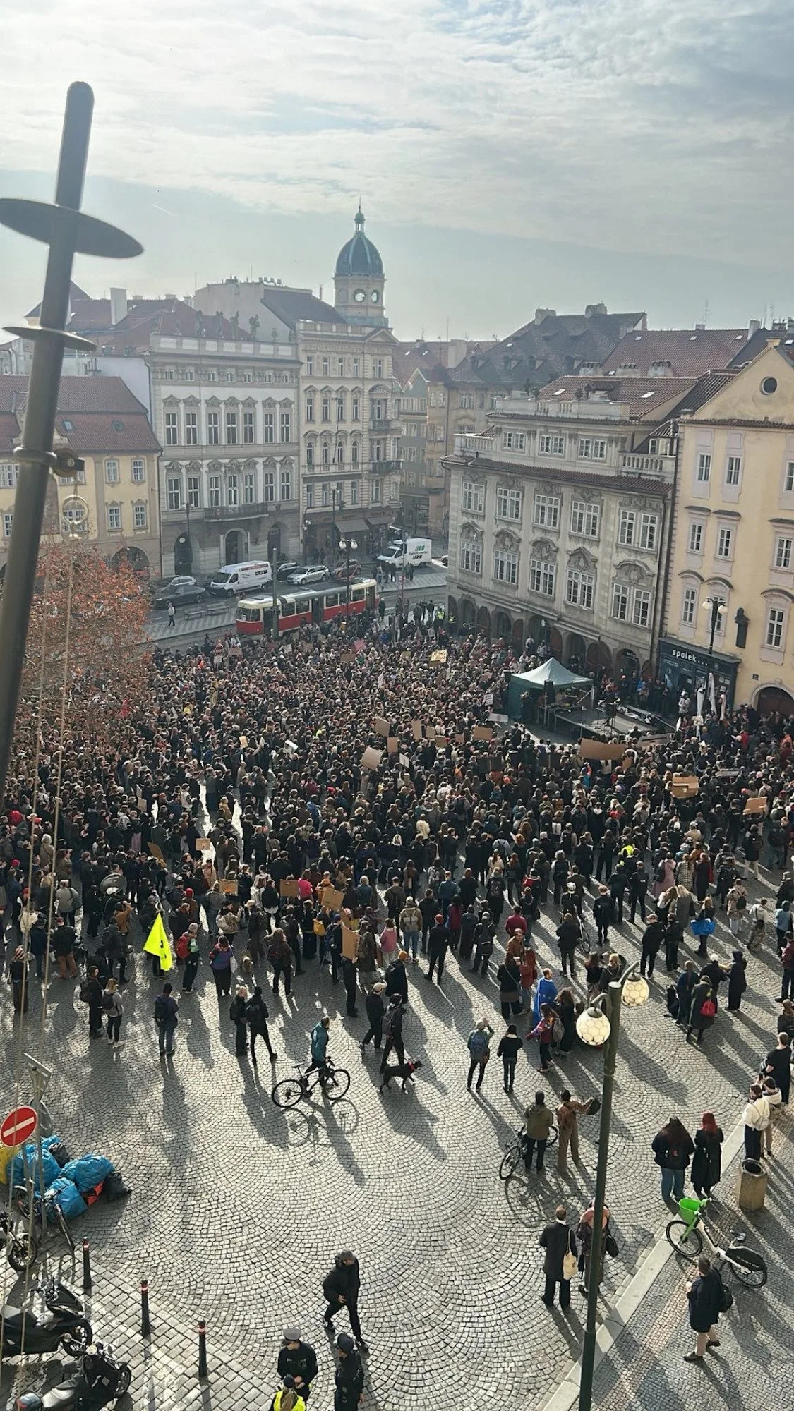Studenti se sešli na Malostranském náměstí.