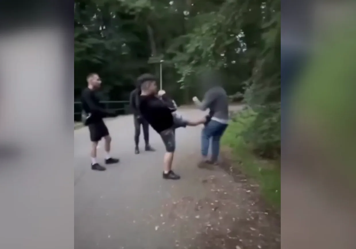 VIDEO: Mladíci napadli muže v pražském parku. Útok si natáčeli