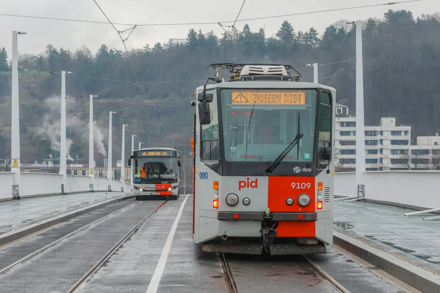 VIDEO: Dvorecký most otestovaly tramvaje a autobusy, trať prošla na výbornou