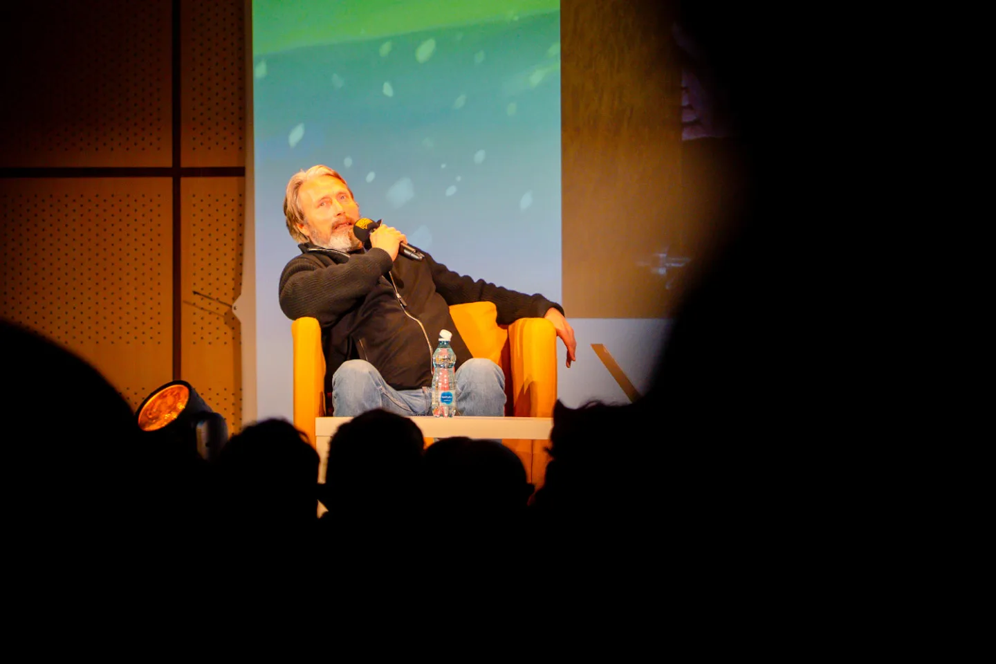 Mikkelsen dostal Braníka, Winslow beatboxoval. Comic-con přilákal tisíce lidí