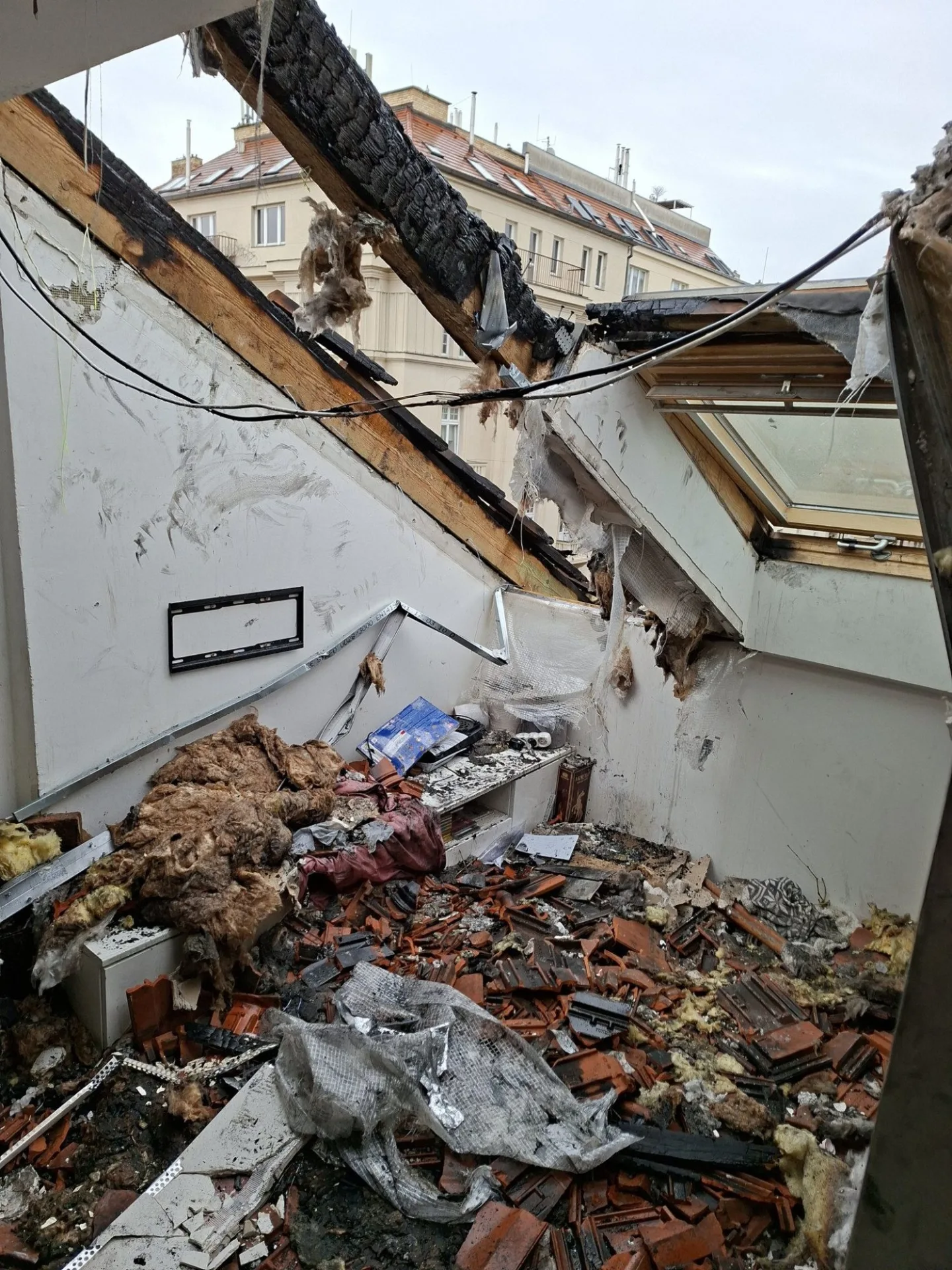 Potřebují postele i počítače k práci. Běží sbírka pro Letenské zasažené požárem
