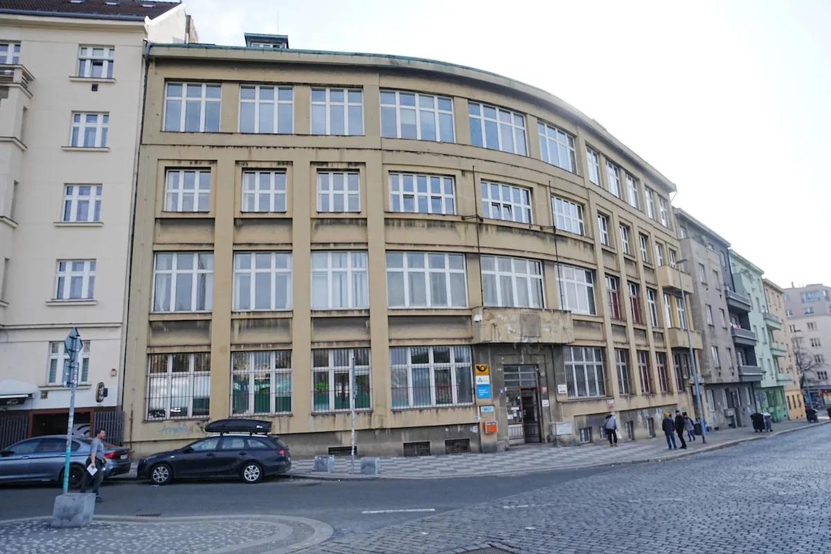 Pošta v budově zůstane.