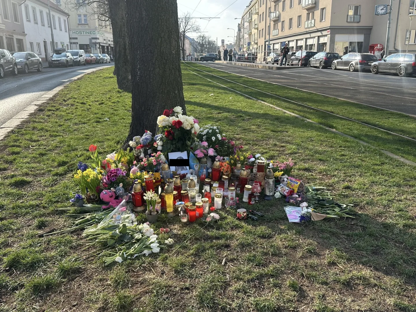 Spolužáci se loučí s dívkou sraženou tramvají. Vedení Prahy 6 posílí dopravní výchovu