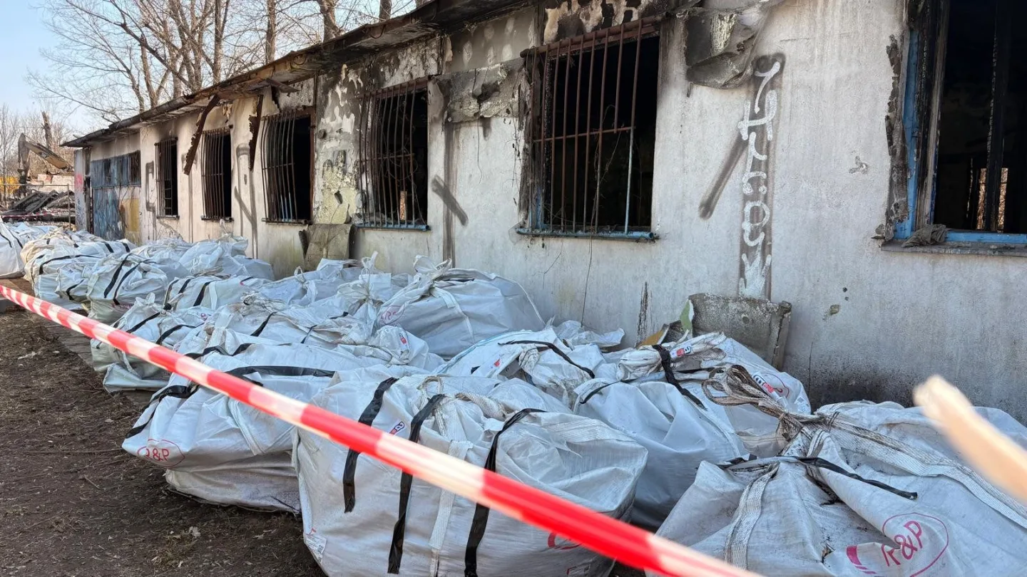 Azbest, tuny odpadků, koše jehel. Praha 4 bourá squat v Braníku, bude tu park