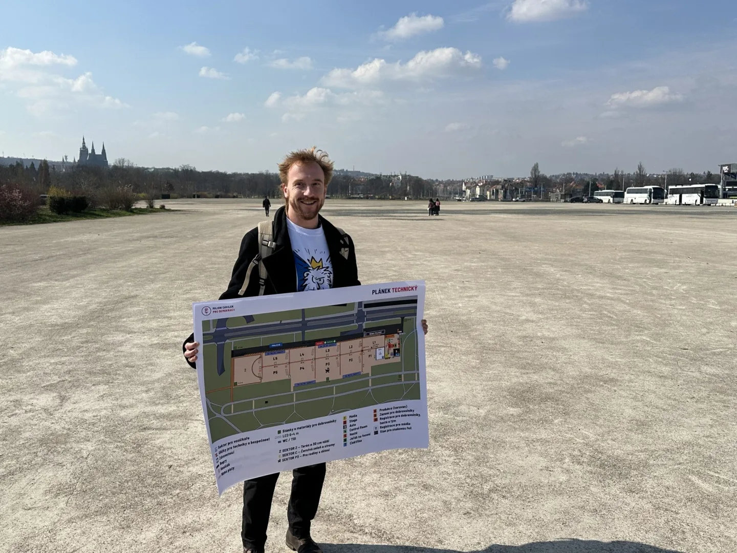 Stovky dobrovolníků, desítky záchodů, sekce pro rodiny. Jak bude vypadat demonstrace na Letné