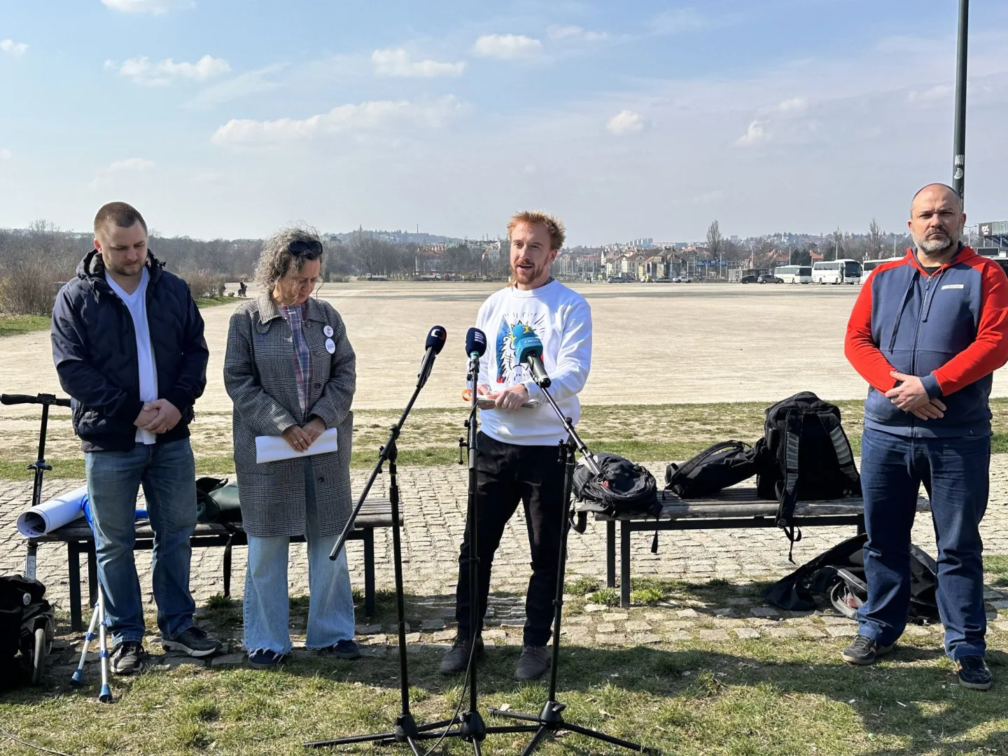 Stovky dobrovolníků, desítky záchodů, sekce pro rodiny. Jak bude vypadat demonstrace na Letné