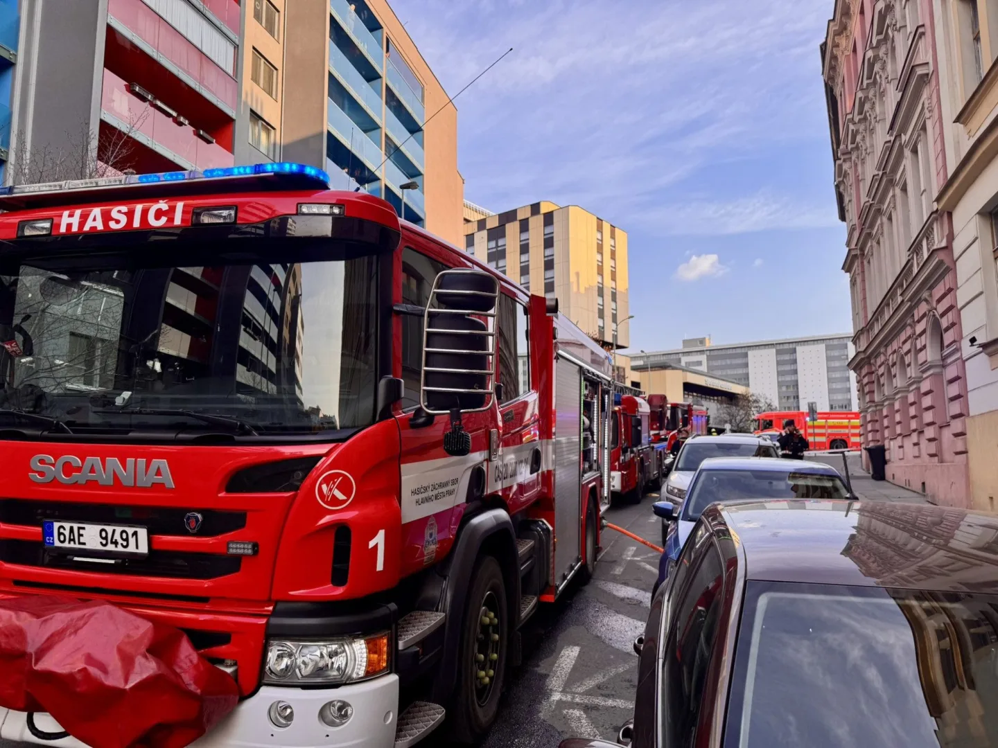 FOTO: Na Žižkově hořel byt. Osmnáctiletý mladík před plameny utekl oknem