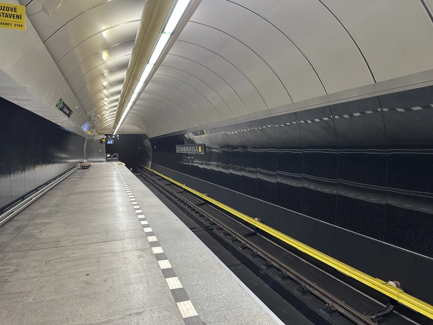 FOTO: Stanice Českomoravská prošla modernizací, přejmenovávat se nebude
