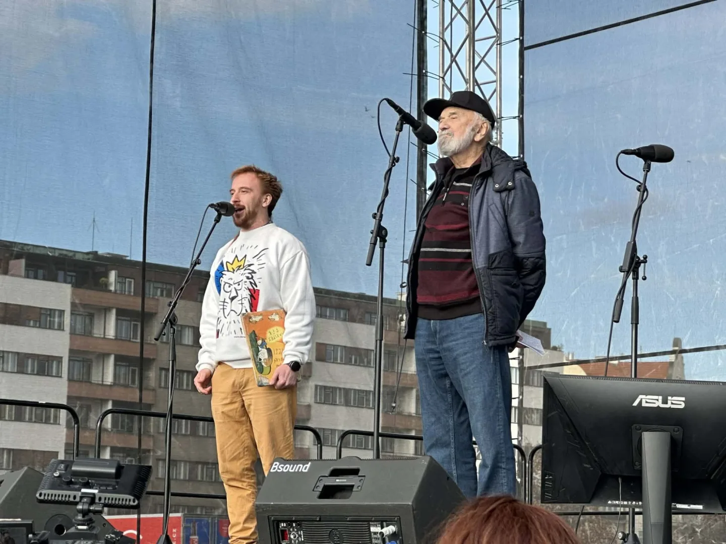 FOTO: Pryč s Burešem a vyděrači. Podívejte se, jak probíhala demonstrace na Letné