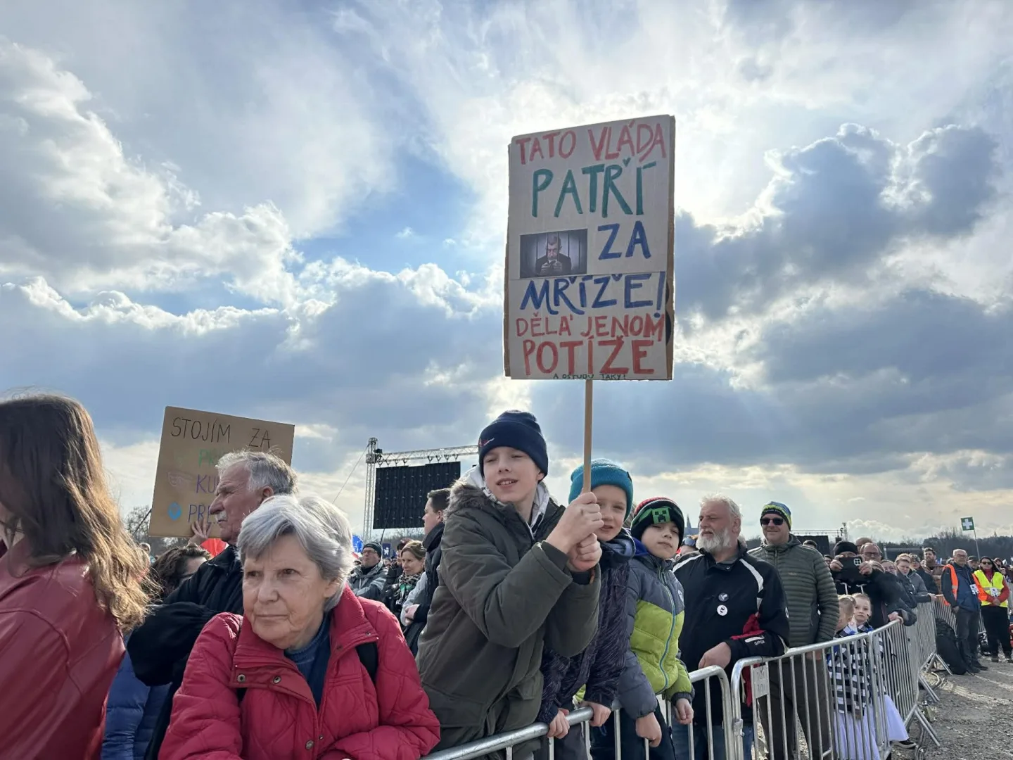FOTO: Pryč s Burešem a vyděrači. Podívejte se, jak probíhala demonstrace na Letné