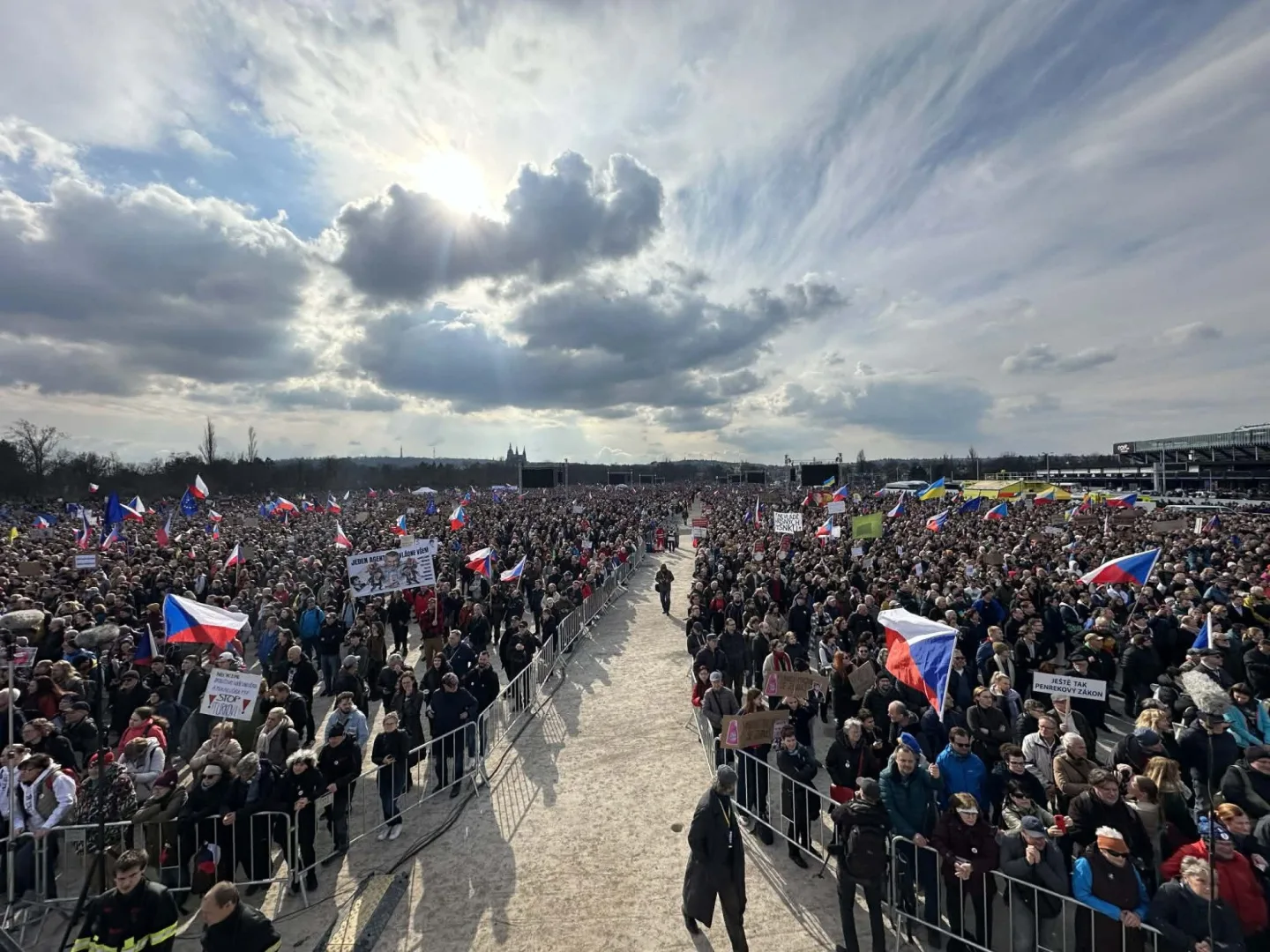 FOTO: Pryč s Burešem a vyděrači. Podívejte se, jak probíhala demonstrace na Letné
