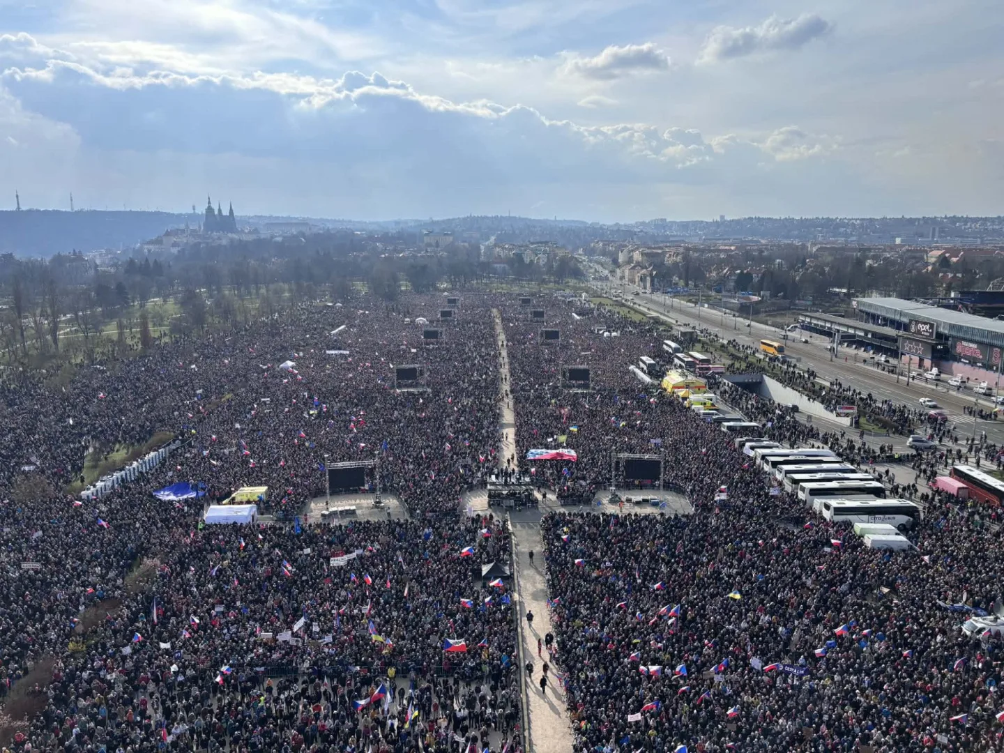 FOTO: Pryč s Burešem a vyděrači. Podívejte se, jak probíhala demonstrace na Letné