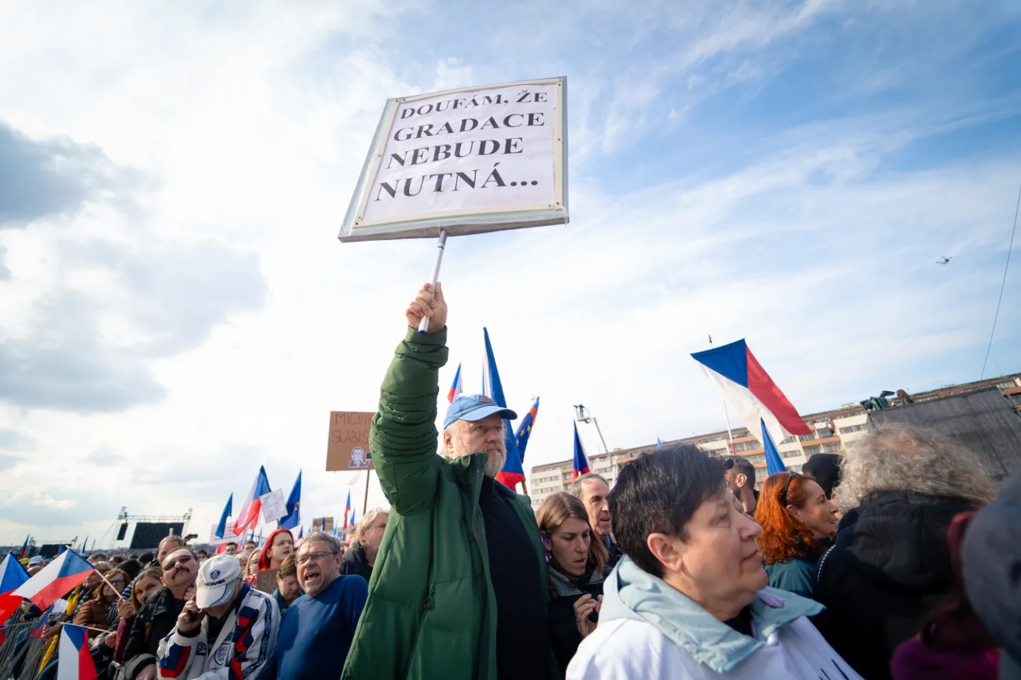 FOTO: Pryč s Burešem a vyděrači. Podívejte se, jak probíhala demonstrace na Letné