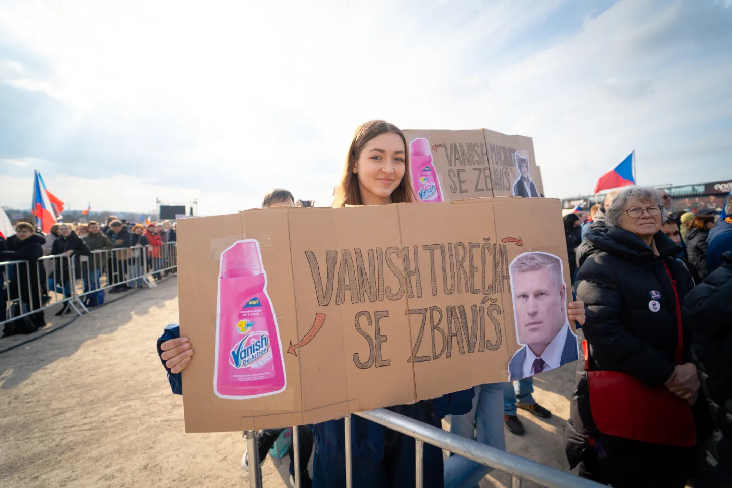 FOTO: Pryč s Burešem a vyděrači. Podívejte se, jak probíhala demonstrace na Letné