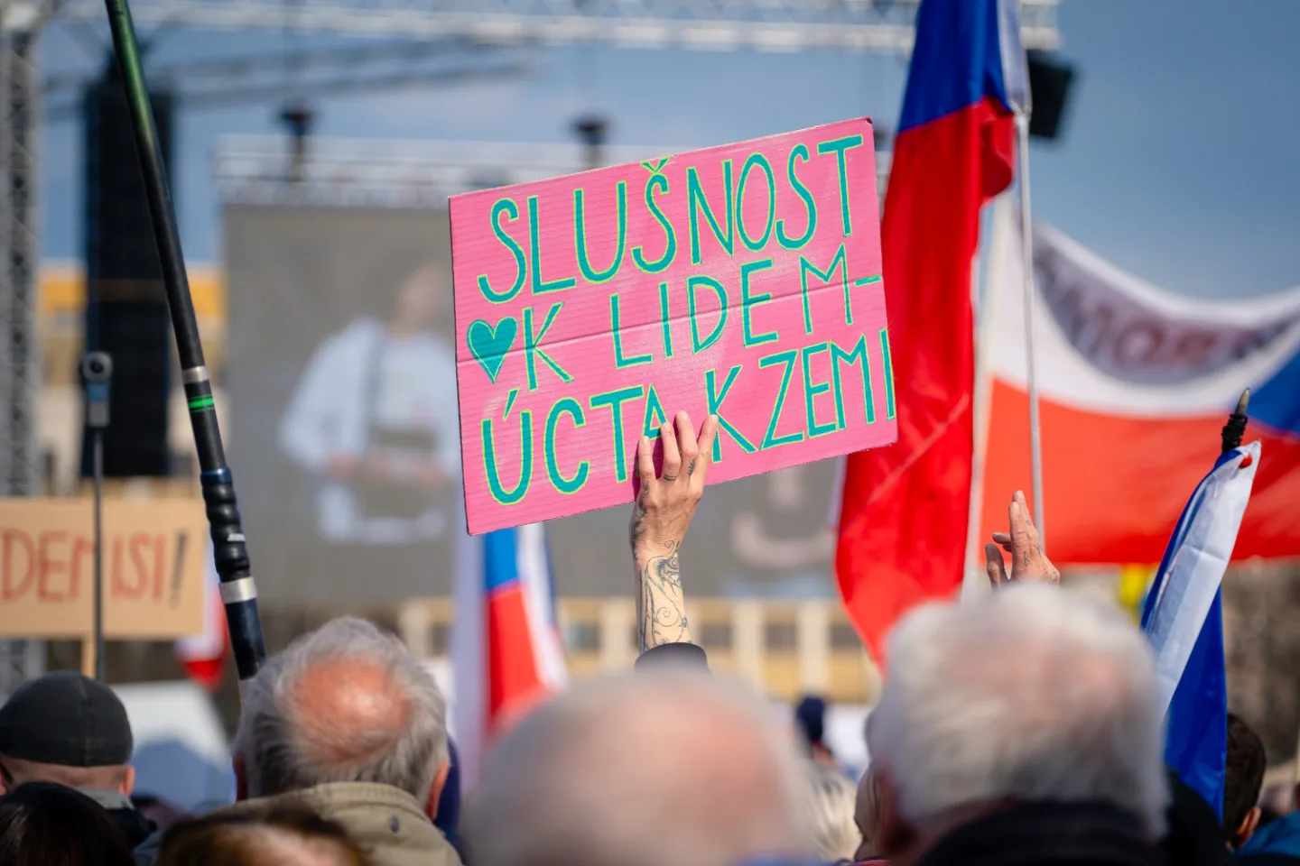 FOTO: Pryč s Burešem a vyděrači. Podívejte se, jak probíhala demonstrace na Letné