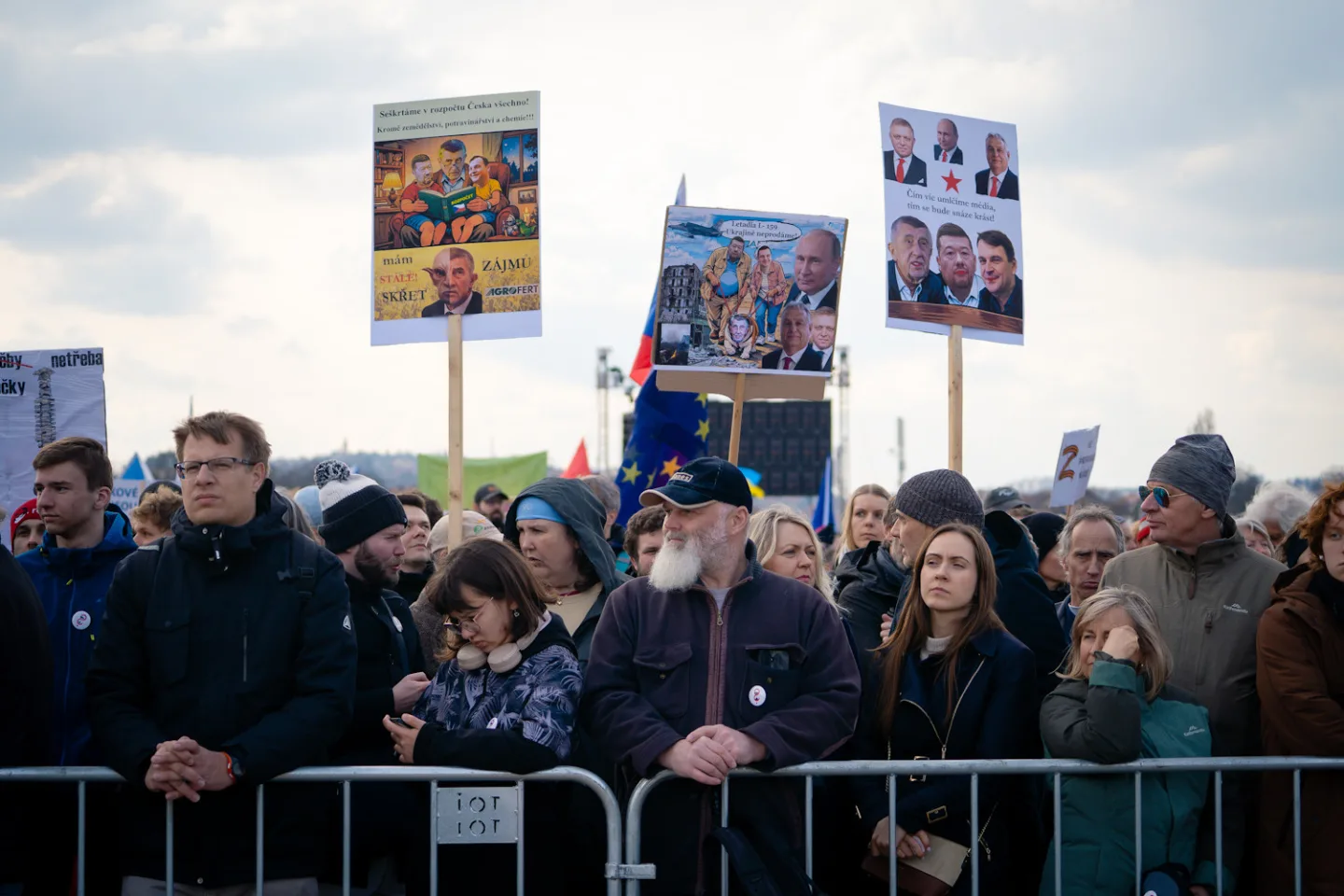 FOTO: Pryč s Burešem a vyděrači. Podívejte se, jak probíhala demonstrace na Letné
