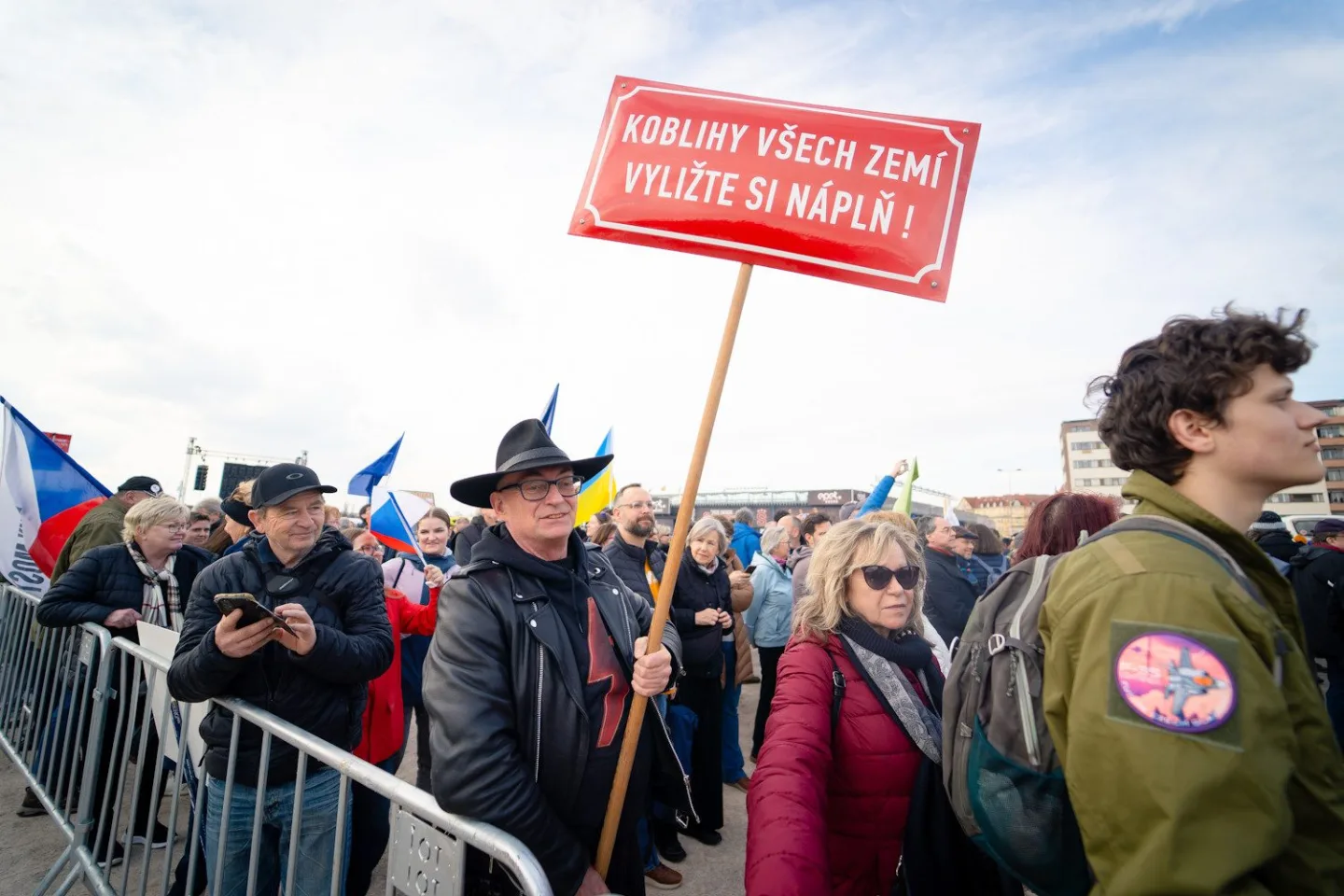 FOTO: Pryč s Burešem a vyděrači. Podívejte se, jak probíhala demonstrace na Letné