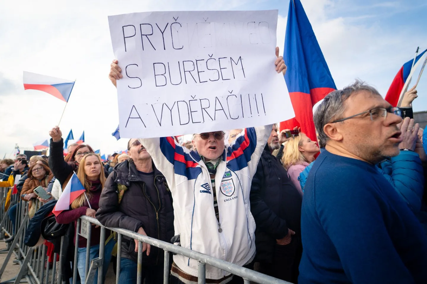 FOTO: Pryč s Burešem a vyděrači. Podívejte se, jak probíhala demonstrace na Letné