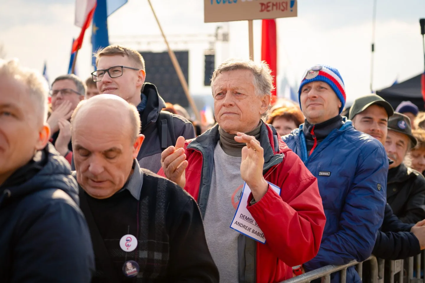 FOTO: Pryč s Burešem a vyděrači. Podívejte se, jak probíhala demonstrace na Letné
