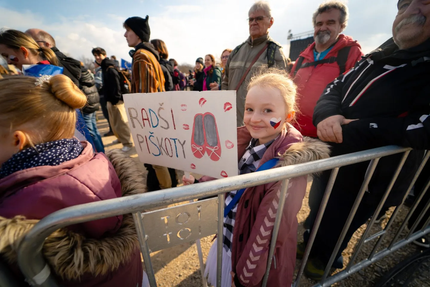 FOTO: Pryč s Burešem a vyděrači. Podívejte se, jak probíhala demonstrace na Letné