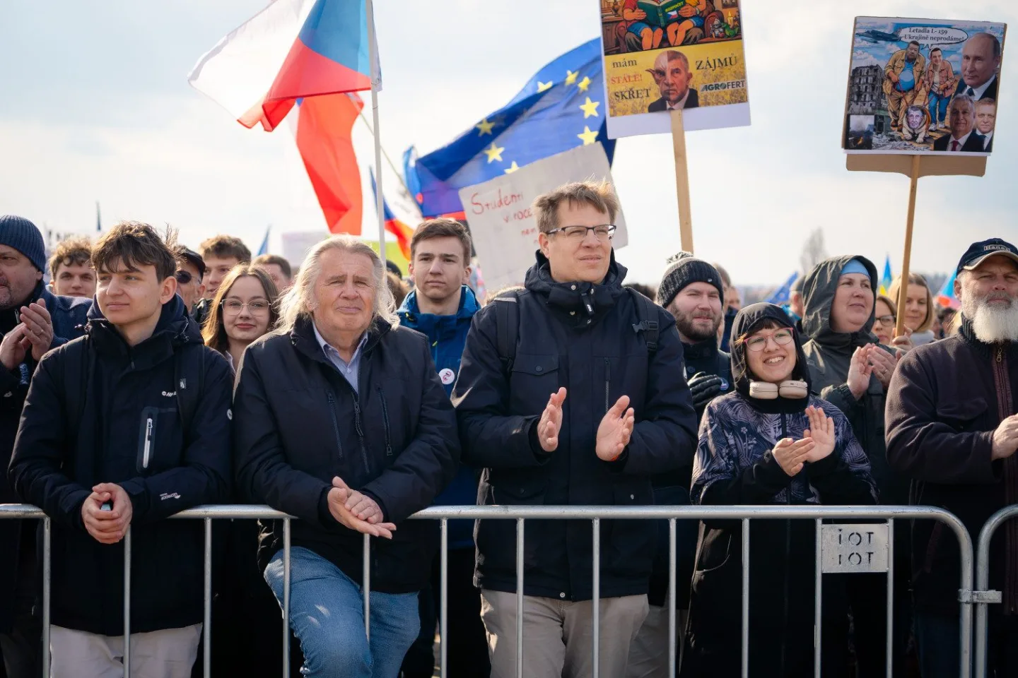 FOTO: Pryč s Burešem a vyděrači. Podívejte se, jak probíhala demonstrace na Letné