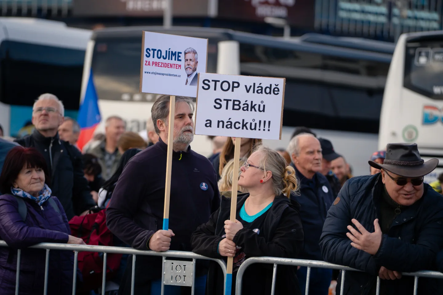 FOTO: Pryč s Burešem a vyděrači. Podívejte se, jak probíhala demonstrace na Letné