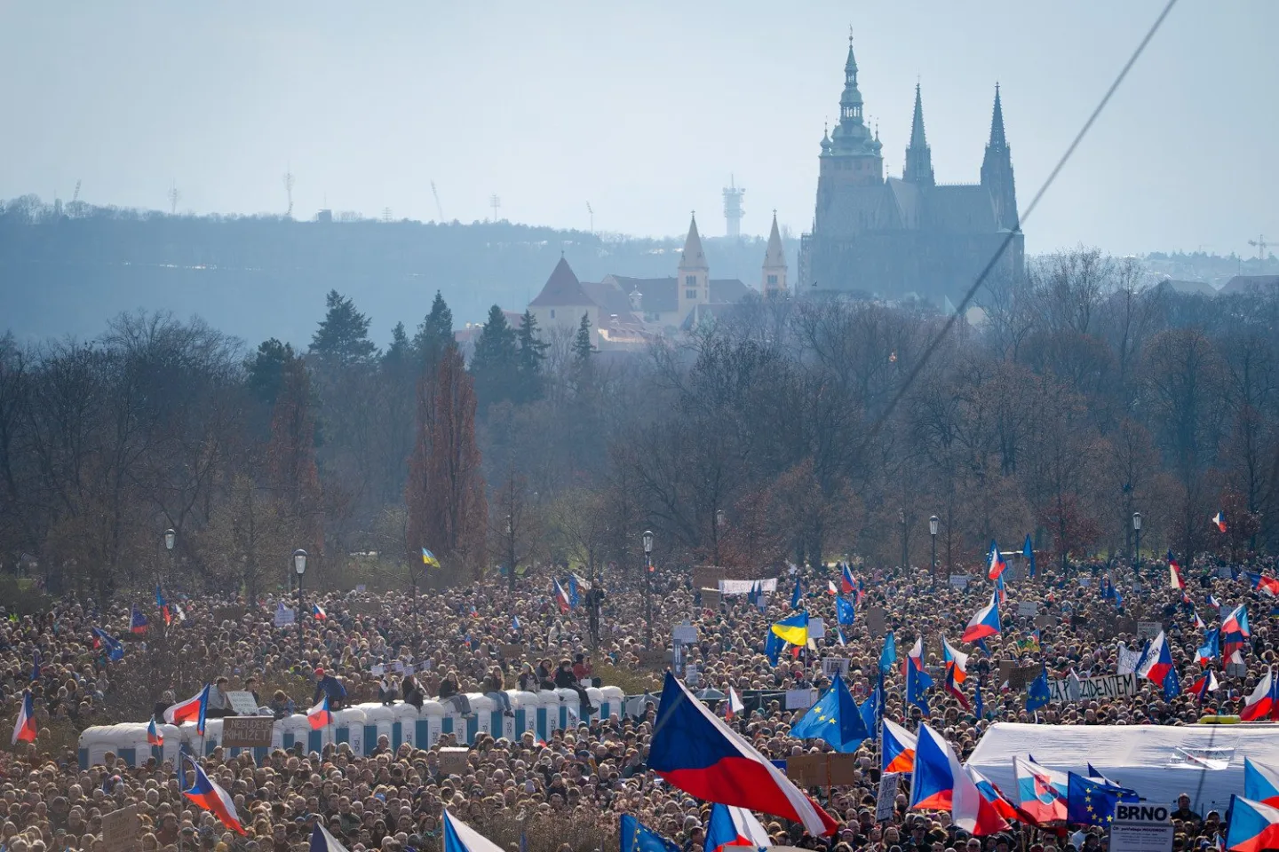 FOTO: Pryč s Burešem a vyděrači. Podívejte se, jak probíhala demonstrace na Letné
